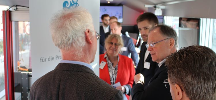 Ministerpräsident Stephan Weil informiert sich über IIP-Ecosphere Ministerpräsident Stephan Weil informiert sich über IIP-Ecosphere